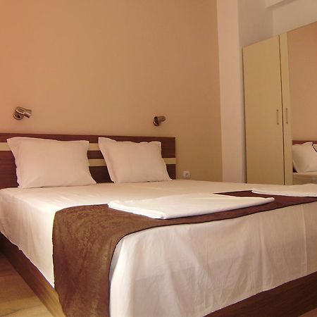 Apartments Vesi And Gery Pomorie Esterno foto