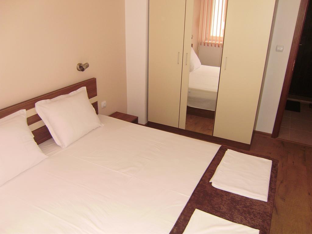 Apartments Vesi And Gery Pomorie Esterno foto