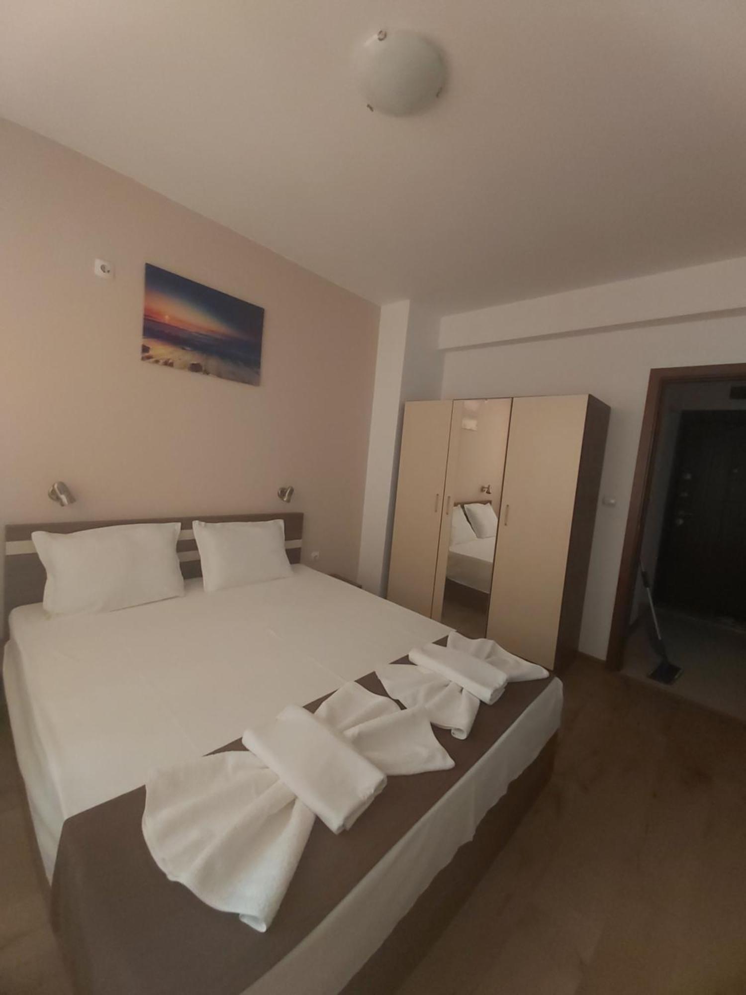 Apartments Vesi And Gery Pomorie Esterno foto