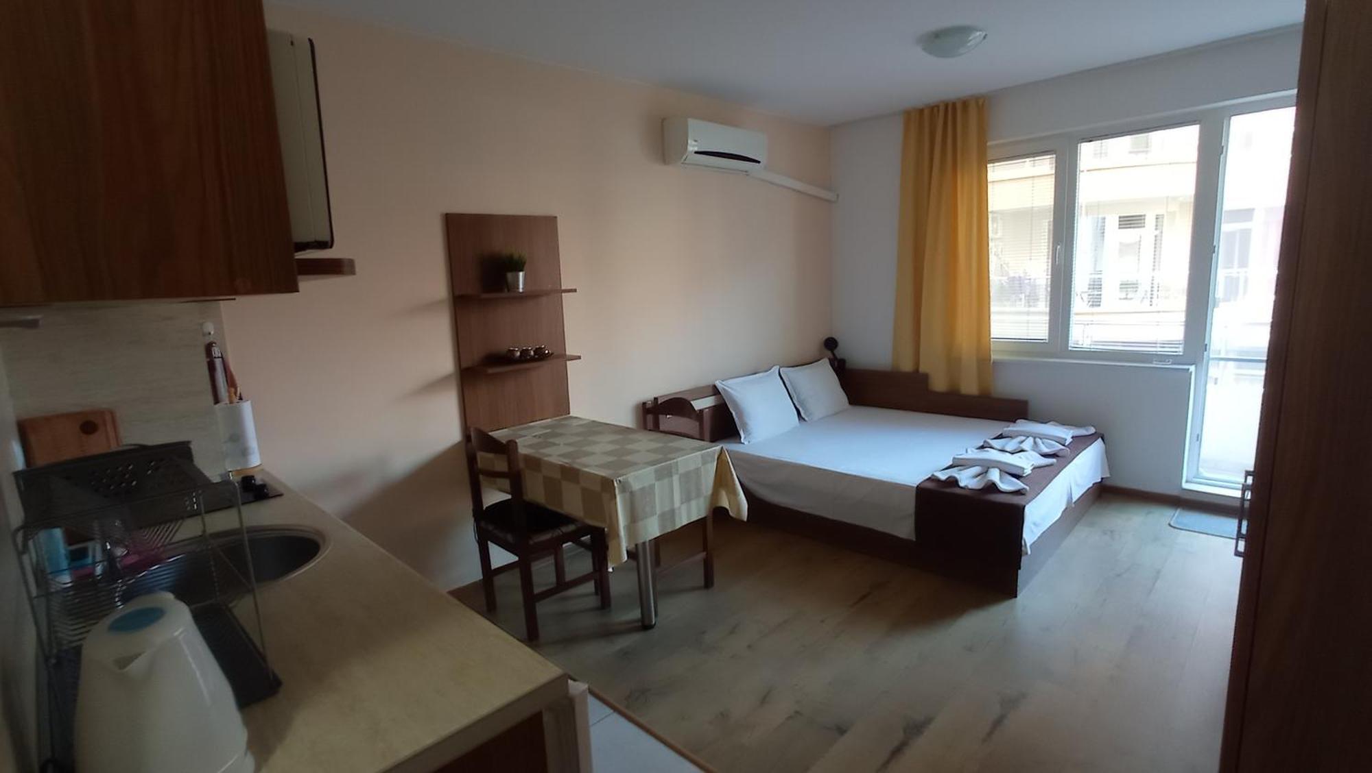 Apartments Vesi And Gery Pomorie Esterno foto