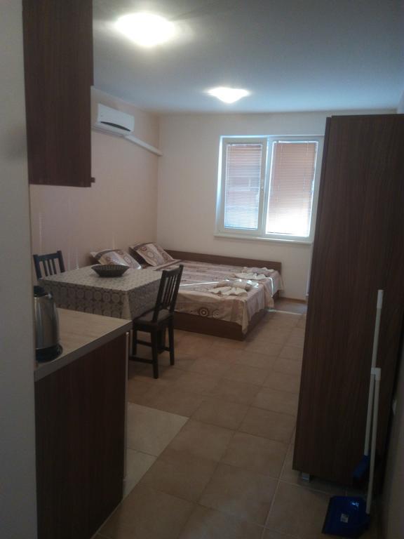 Apartments Vesi And Gery Pomorie Esterno foto