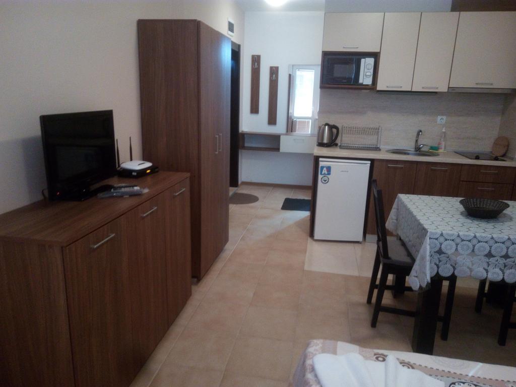 Apartments Vesi And Gery Pomorie Esterno foto