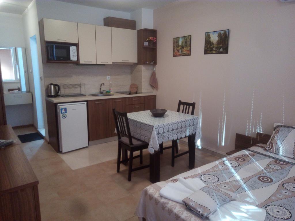 Apartments Vesi And Gery Pomorie Esterno foto
